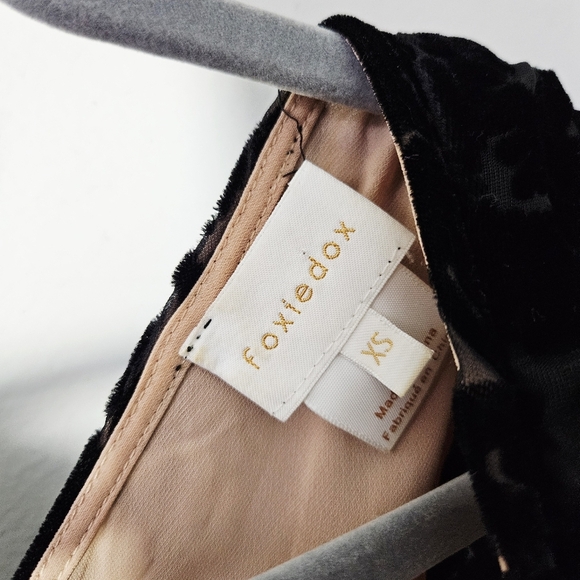 Anthropologie Foxiedox Floral Velvet Mini Dress Size XS Black Flutter Sleeve - Picture 3 of 3